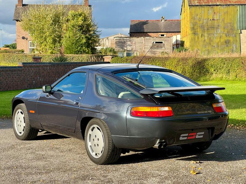 PORSCHE 928