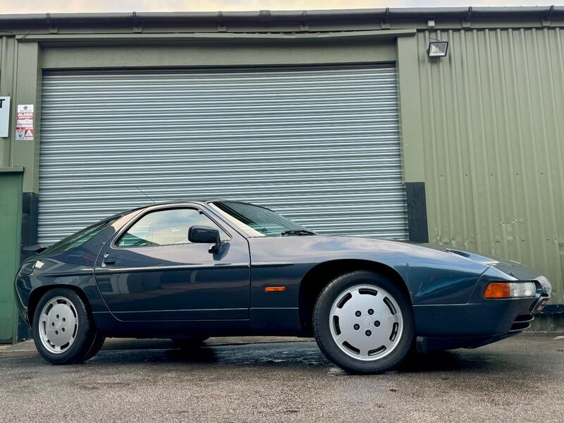 PORSCHE 928