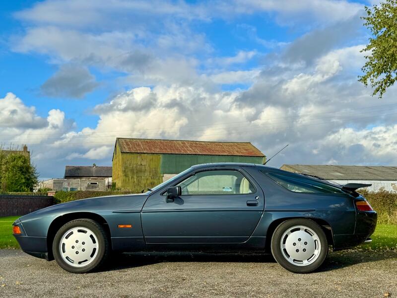 PORSCHE 928