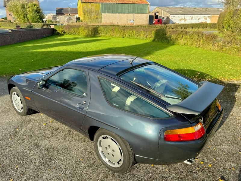 PORSCHE 928