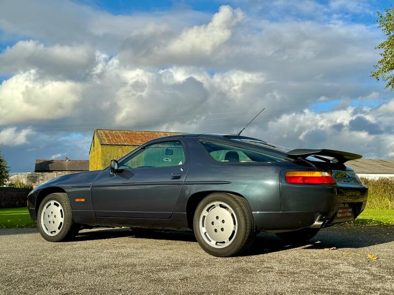 PORSCHE 928