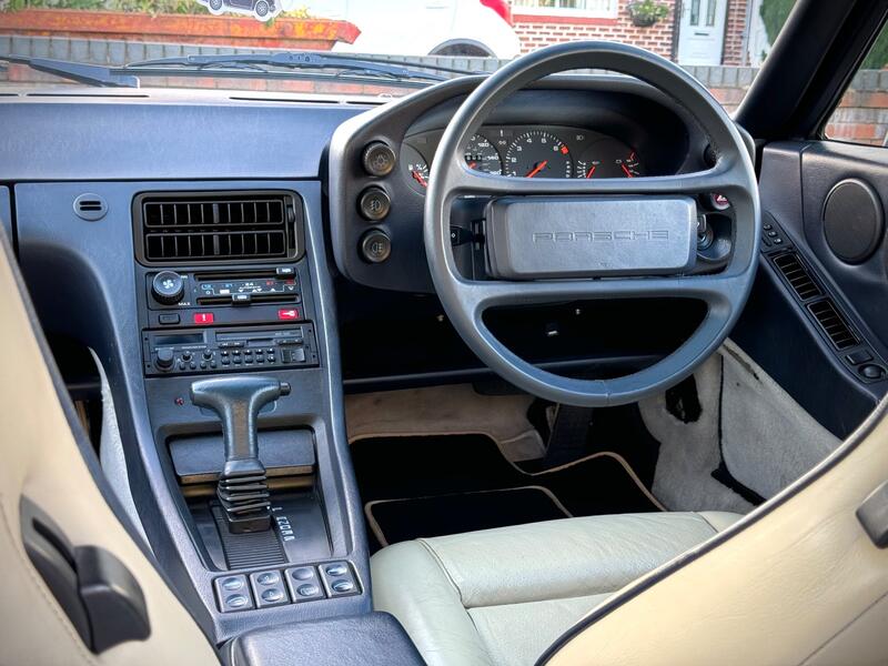 PORSCHE 928