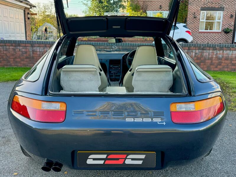 PORSCHE 928