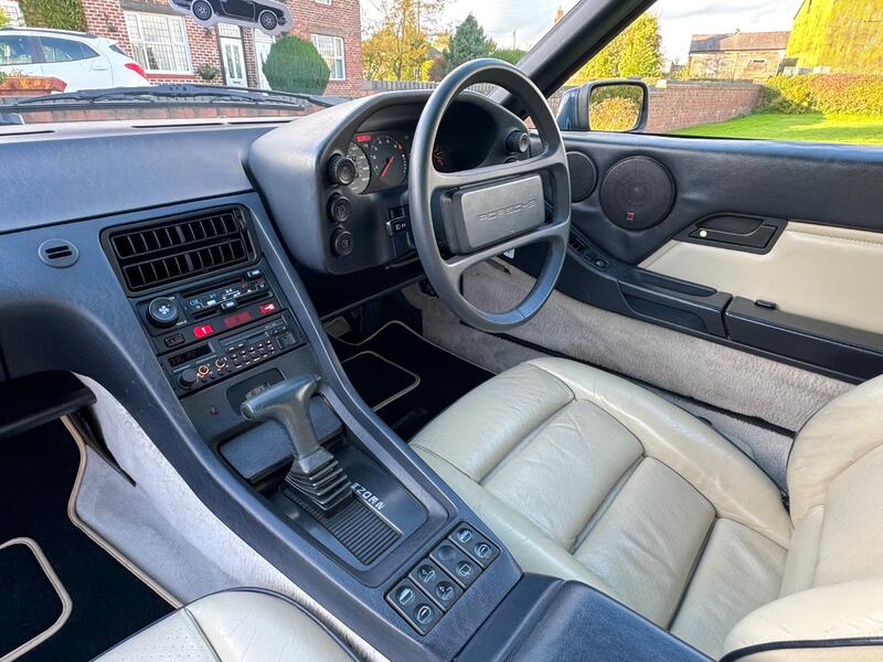 PORSCHE 928