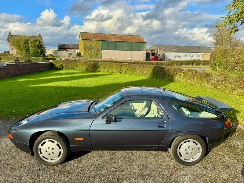 PORSCHE 928