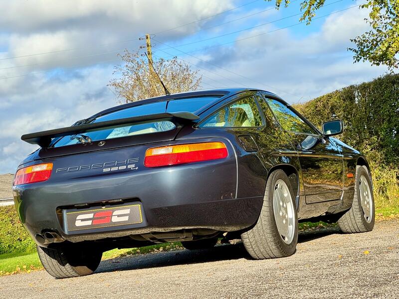PORSCHE 928