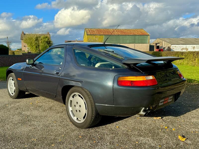 PORSCHE 928