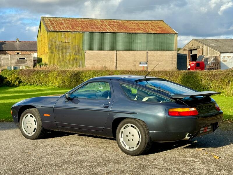 PORSCHE 928