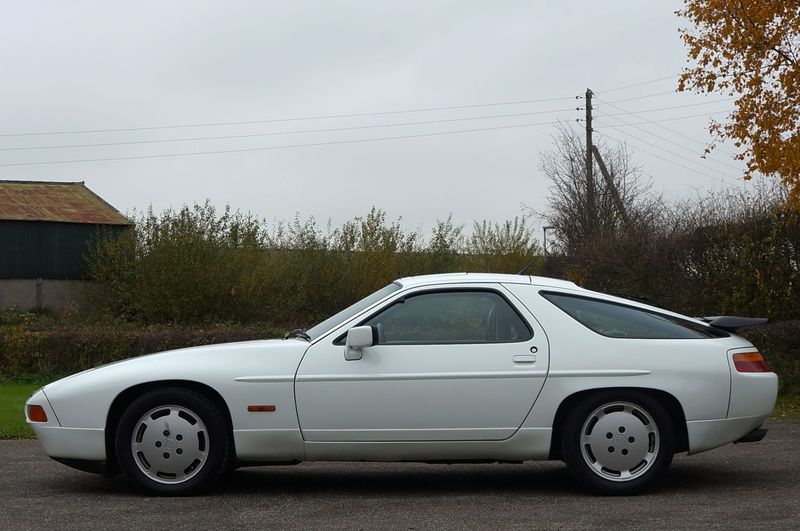 PORSCHE 928