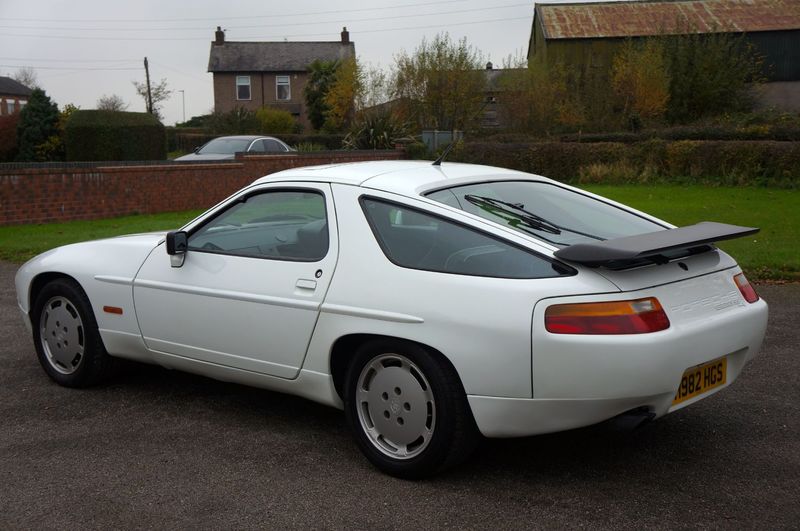 PORSCHE 928