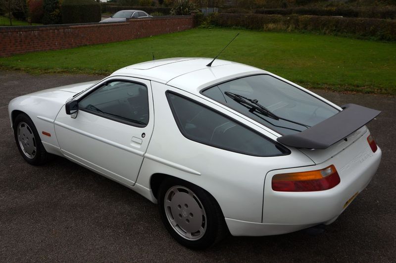 PORSCHE 928