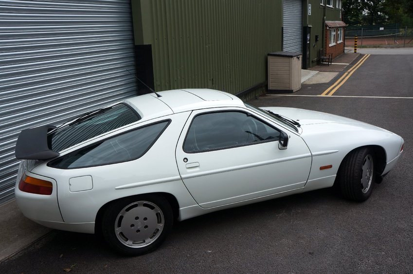 PORSCHE 928