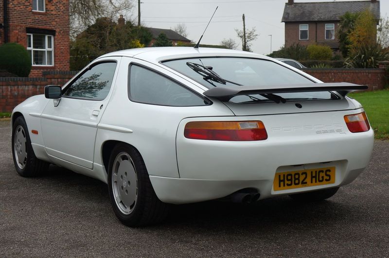 PORSCHE 928