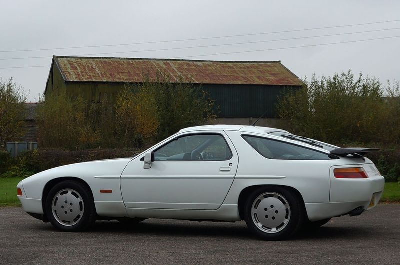 PORSCHE 928