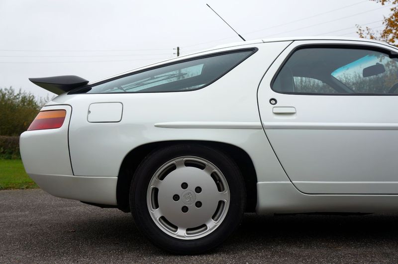 PORSCHE 928