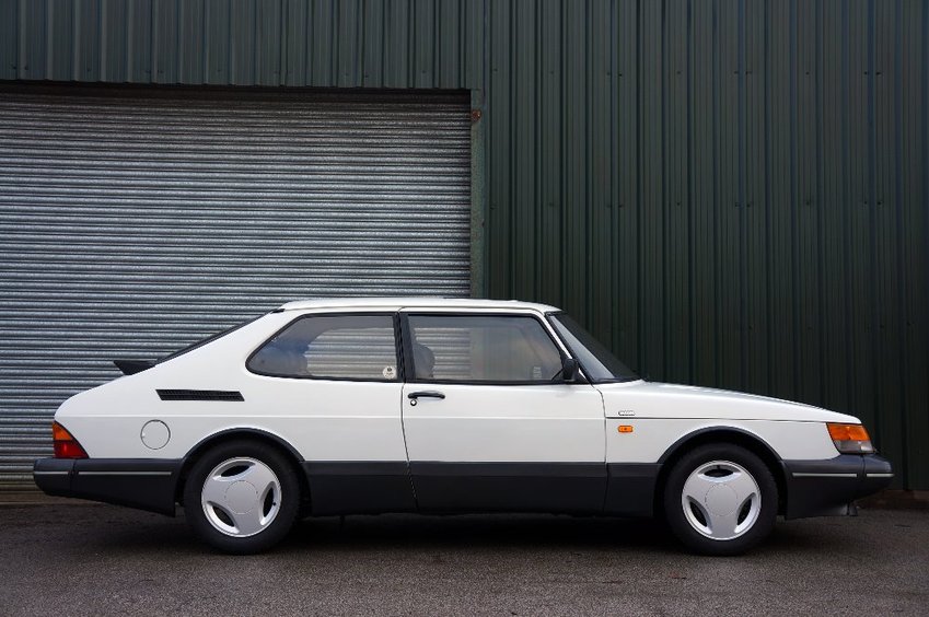 SAAB 900